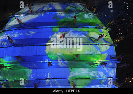 GlobeRunners.jpg : Cinquante-huit acteurs dansaient sur et a couru autour d'un globe géant au cours de la cérémonie d'ouverture des Jeux de la XXIXE OLYMPIADE le 8 août à l'oiseau le nid du stade national de Beijing. Avec un diamètre de 18 mètres et 9 joints toriques, le globe pesait environ 16 tonnes et a augmenté de 24 mètres au-dessus du stade-de-chaussée. Photo de Tim Hipps, Affaires publiques 58 FMWRC ont dansé sur un acteurs globe géant au cours de la cérémonie d'ouverture des Jeux Olympiques d'été de 2008 Banque D'Images