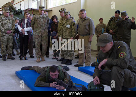 (De gauche) du commandant des forces terrestres de l'Ukraine Anatoliy Pushniakov Le lieutenant général américain, sous-ministre adjoint de la Défense Dr. Evelyn Farkas et le Général Ben Hodges, commandant de l'armée américaine l'Europe, d'observer des soldats de la garde nationale ukrainienne 3029th Régiment comme ils calibrer le système intégré de prises à parties multiples au laser d'un fusil AK-74, 18 mai 2015, au cours de la formation dans le cadre de Fearless gardien dans l'viv, Ukraine. Les parachutistes de l'armée américaine 173e Brigade aéroportée sont en Ukraine pour la première de plusieurs rotations prévues pour former l'Ukraine nouvellement formées dans le cadre de la garde nationale Banque D'Images