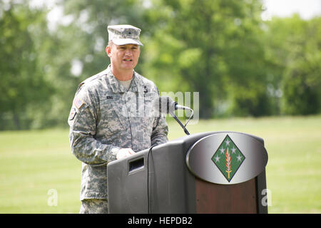 Le brig. Le général William E. King IV parle à la 20e Commandement CBRNE (chimique, biologique, radiologique, nucléaire, explosifs) Cérémonie de passation de commandement, le Aberdeen Proving Ground, Md., 20 mai. Le roi a pris le commandement de l'armée américaine qui combat la formation polyvalente que les menaces CBRNE 20 mai. (U.S. Photo par Sean Mister Suisse Romande Organisation de l'armée, Aberdeen Proving Ground.) 20e détient CBRNE cérémonie de passation de commandement 150521-A-AB123-005 Banque D'Images