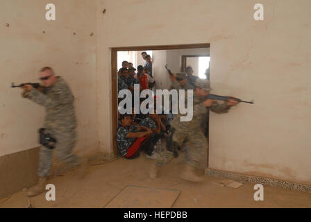 Circulation BAGDAD - Police militaire avec des soldats de la Division multinationale de Bagdad - 59e Compagnie de Police Militaire démontrer comment effacer une chambre pour la formation des pièces du 9 août au poste de combat ici en espèces. La formation faisait partie d'une unité d'intervention d'urgence de quatre semaines de formation qui a permis de former plus de 140 cadets de la police irakienne à devenir membres de l'ERU Jisr Diyala. La 59e MP Co., est déployée à partir de Fort Carson, Colorado, et est actuellement affecté au 95e Bataillon de la Police Militaire, 18e Brigade de police militaire, la Division multinationale - Bagdad. (Photo par le Sgt. Daniel Blottenberger, 18e Banque D'Images