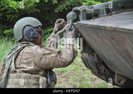 Un soldat américain du 10e bataillon du génie de la Brigade, 1st Armored Brigade Combat Team, 3ème Division d'infanterie fixe une manille à un M1A2 Abrams tank tout en menant des opérations de récupération du véhicule au cours de l'exercice Combined Résoudre IV à l'armée américaine dans le centre de préparation interarmées multinationale Hohenfels, Allemagne, le 27 mai 2015. Résoudre combiné IV est une armée Europe réalisé l'entraînement à l'exercice une brigade multinationale et renforcer l'interopérabilité avec les alliés et les pays partenaires. Les trains combinés résoudre sur terre unifiée des opérations contre une menace complexe tout en améliorant la préparation au combat de toutes les parti Banque D'Images