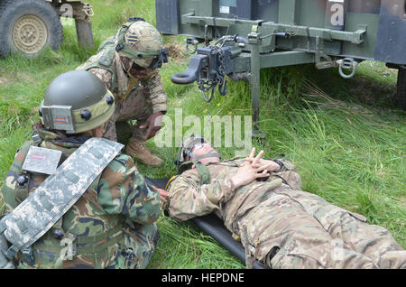 Un soldat américain, l'arrière, de 10e bataillon du génie de la Brigade, 1st Armored Brigade Combat Team, 3e Division d'infanterie et un soldat bulgare, à gauche, de la 2e compagnie, 38e Bataillon d'infanterie mécanisée, 2e Brigade mécanisée évaluer une victime tout en menant des opérations d'évacuation médicale au cours de l'exercice Combined Résoudre IV à l'armée américaine dans le centre de préparation interarmées multinationale Hohenfels, Allemagne, le 27 mai 2015. Résoudre combiné IV est une armée Europe réalisé l'entraînement à l'exercice une brigade multinationale et renforcer l'interopérabilité avec les alliés et les pays partenaires. Les trains combinés résoudre Banque D'Images
