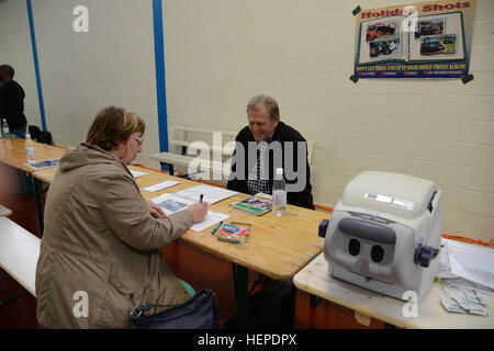 La Nation hôte belge (HN) Employé, Eric Adami, Inspecteur, pilote d'essais de conduite de l'armée américaine pour la Station (Garnison USAG Benelux), effectue un examen de conduite théorique court HN Caroline Fochesato employé, le moral du bien-être social, des loisirs, de la Division de la sécurité financière pendant la journée organisée par la garnison de l'armée américaine de sécurité pour l'installation du Benelux Office sur la base aérienne de Chièvres, Belgique, le 28 mai 2015. (U.S. Photo de l'armée par Visual Spécialiste de l'information Henri Cambier/libérés) USAG Benelux de la sécurité du groupe, le 28 mai, 2015 150528-A-HZ738-025 Banque D'Images
