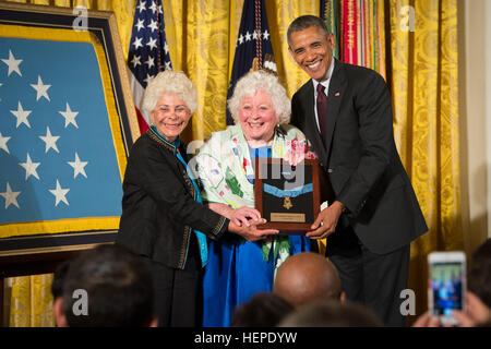 Le président Barack Obama remet la Médaille d'honneur de l'Armée de Sgt. William Shemin, accepter en son nom sont ses filles Elsie Shemin-Roth (milieu) et l'Ina (à gauche), dans l'East Room de la Maison Blanche, le 2 juin 2015. Shemin, un Jewish-American, s'est distingué en tant que membre du 2e Bataillon, 47e Régiment d'infanterie, 4ème Division d'infanterie, American Expeditionary Forces, au cours d'opérations de combat contre l'ennemi sur la Vesle, près de Bazoches, France, pendant la Première Guerre mondiale. Tout en agissant comme un carabinier du 7 au 9 août 1918, le couvercle gauche Shemin de son peloton, tranchée et traversé d'une savs ouverts Banque D'Images