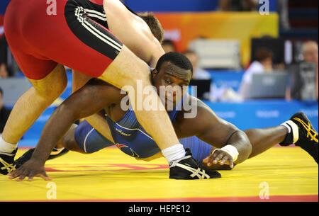 Le sergent de l'armée américaine. Dremiel Byers évite de se levé par l'Ukraine Oleksandr Chernetskyi wrestling lors d'une victoire à la qualification aux Jeux Olympiques de 2008 à Beijing, Chine, 14 août 2008. Byers est membre de l'armée américaine d'athlète de calibre mondial Programme. (U.S. Photo de l'armée par Tim Hipps/Dremiel) Parution Byers vs Oleksandr Chernetsky au Jeux Olympiques de l'été 2008 2008-08-14 Banque D'Images