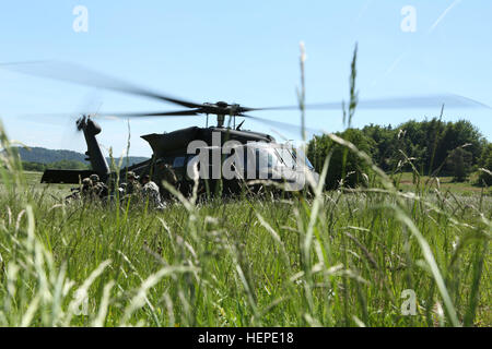 Des soldats américains de la compagnie Delta, 4e Bataillon d'assaut, 3e Régiment d'aviation de l'aviation de combat, 3e Brigade, 3ème Division d'infanterie quitter un UH-60 Black Hawk alors que la conduite de récupération d'aéronefs au cours de l'exercice Combined Résoudre IV à l'armée américaine dans le centre de préparation interarmées multinationale Hohenfels, Allemagne, le 3 juin 2015. Résoudre combiné IV est une armée Europe réalisé l'entraînement à l'exercice une brigade multinationale et renforcer l'interopérabilité avec les alliés et les pays partenaires. Les trains combinés résoudre sur terre unifiée des opérations contre une menace complexe tout en améliorant la préparation au combat de al Banque D'Images