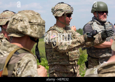 Le Sgt. 1re classe Travis Kelbaugh, sergent de peloton avec la compagnie Charlie du 3e Bataillon, 15e Régiment d'infanterie, 2e Brigade Combat Team, 3e Division d'infanterie, procède à une analyse après action Jun. 4, 2016 suite à un squad exercice de tir réel au maintien de la paix et la sécurité internationale dans le cadre du Centre de formation interarmées multinationale. Group-Ukraine Chaque rotation JMTG-U sera composé de neuf semaines de formation où les soldats ukrainiens vont apprendre des compétences de combat défensives nécessaires pour accroître la capacité de l'Ukraine pour l'auto-défense. (U.S. Photo de l'armée par le capitaine Russell M. Gordon, 10ème camp Presse Headq Banque D'Images