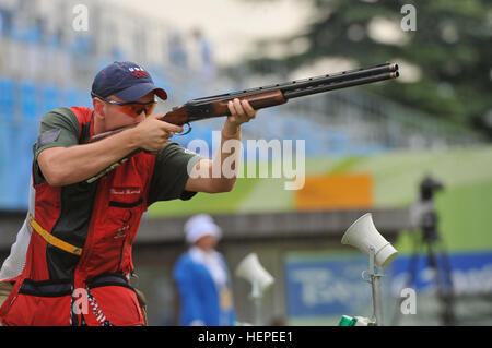 Circuit de l'armée américaine. Vincent Hancock établit deux records olympiques et l'emporte dans un quatre-shot shoot-off avec le tore Brovold pour gagner le concours skeet hommes durant les Jeux Olympiques de 2008 à Beijing, Chine, 16 août 2008. Hancock est avec l'armée américaine de l'unité de tir. (U.S. Photo de l'armée par Tim Hipps/libérés) Vincent Hancock au Jeux Olympiques d'été de 2008 de skeet hommes finale 2008-08-16 Banque D'Images