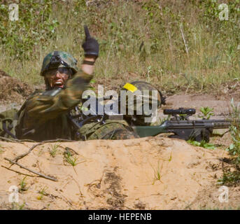 Un soldat de l'armée allemande attribué à 3e compagnie, bataillon de jägers, signaux pour son équipe d'aller jusqu'au cours de la deuxième journée de formation multinationale au grand Hetman Jonusas lituanienne Radvila, Régiment de formation de Rukla, la Lituanie, le 11 juin 2015. La formation fait partie d'un vaste exercice mené tout au long de la Baltique appelé grève Sabre 2015. Grève de sabre depuis longtemps de l'Europe de l'armée américaine a conduit à l'exercice de formation coopérative. Cette année, l'exercice objectifs faciliter la coopération entre les États-Unis, l'Estonie, Lettonie, Lituanie, Pologne et à améliorer la capacité opérationnelle en un Banque D'Images