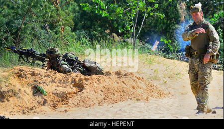 Couleur de l'armée britannique Le Sgt. Qinn, observateur et de contrôleur à partir de la 5e Bataillon du Régiment Royal d'Écosse lance un explosif de formation dans le cadre d'un exercice d'entraînement de la situation pendant la grève de Sabre 2015 Vistor distingué Jour, tenue à Adazi, Lettonie, 11 juin. Grève de sabre depuis longtemps de l'Europe de l'armée américaine a conduit à l'exercice de formation coopérative. Cette année, l'exercice objectifs faciliter la coopération entre les États-Unis, l'Estonie, Lettonie, Lituanie, Pologne et à améliorer la capacité opérationnelle en un éventail de missions ainsi que préparer les nations participantes et les unités d'appuyer les multinationales Banque D'Images