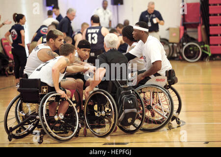 Service actif de l'armée américaine et les athlètes vétérans de la rendre avec coach Rodney Williams avant que le jeu au cours de la compétition de basket-ball en fauteuil roulant au ministère de la Défense 2015 Jeux de guerrier au Marine Corps Base Quantico, en Virginie, le 20 juin 2015. La DoD 2015 Warrior Jeux ont lieu du 19 au 28 juin. Les jeux sont une compétition sportive adaptative des blessés, des malades et des blessés militaires et anciens combattants. Environ 250 athlètes représentant les équipes de l'Armée, Marine Corps, la marine, la Force aérienne et le commandement des opérations spéciales, les Forces armées britanniques seront en compétition de tir à l'arc, randonnée à vélo, tir, le volleyball assis Banque D'Images