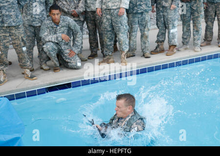 Le s.. Jamie Sanders, un Pre-Ranger chargé de cours, fait un splash au cours de l'eau combat des tests de survie, le 22 juin à Fort Bragg, N.C. À la suite d'un test de condition physique des Rangers, Sanders et 18 autres candidats a sauté dans la piscine pendant une surveillance de la sélection. "La piscine était agréable. C'est une norme que vous allez avoir à faire si jamais vous êtes pris dans certains surf vous avez à fossé votre vitesse." Sanders ajouté qu'il est à la recherche à la navigation terrestre, la 12-mile ruck mars et les surprises qui viennent son chemin.(U.S. Photo de l'armée par la CPS. Paige Behringer, 10e Appuyez sur Camp de siège) sur longue distance Banque D'Images