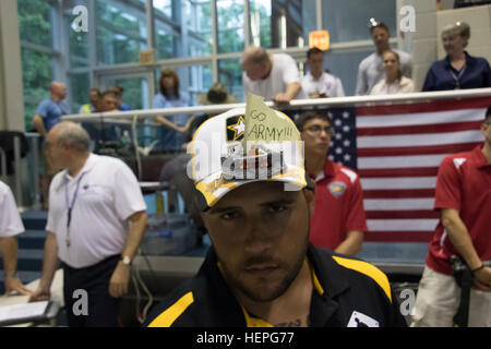 La CPS de l'armée américaine. Michael Sheeley, guerrier Unité de transition, de Fort Bragg, N.C., montre son "Rendez-vous" de l'Armée de l'équipe de tête le 27 juin 2015 La liberté, centre aquatique, Manassas, en Virginie, le ministère de la Défense 2015 Warrior Games ont eu lieu du 19 au 28 juin, Marine Corps Base Quantico, en Virginie, les jeux sont une compétition sportive adaptative des blessés, des malades et des blessés militaires et anciens combattants. Environ 250 athlètes, représentant les équipes de l'Armée, Marine Corps, la marine, la Force aérienne et le commandement des opérations spéciales, les Forces armées britanniques ont participé au tir à l'arc, vélo, tir, assis, volley-ball, natation, tr Banque D'Images