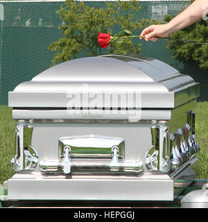 Robyn Thomson met une rose sur le cercueil de son défunt mari, Réserve de l'Armée Le lieutenant-colonel Todd Douglas Thomson, au cimetière national d'Arlington, Va., Juillet 1, 2015. "Il était une personne spéciale", a déclaré Robyn, sa femme de plus de 15 ans. 'Vous ne trouvez pas les gens avec ce type d'intégrité, il était transparent et ce que vous voyez est ce que vous avez eu avec lui.' (U.S. Photo de l'armée par le sergent. Kai L. Jensen, 76e de l'intervention opérationnelle commande) mari, père, soldat inhumé au Arlington 150701-A-H439-059 Banque D'Images