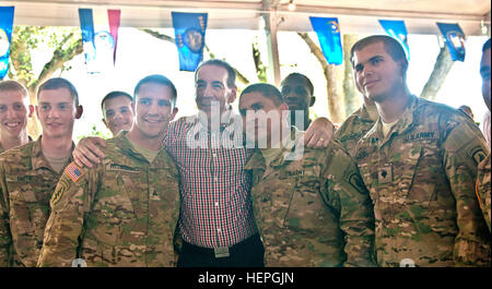 Destiné aux soldats du 2e Bataillon, compagnie, 503e Régiment d'infanterie, 173ème Airborne Brigade Combat Team, posent pour une photo avec Jeffery Levine, Ambassadeur des États-Unis à l'Estonie, au cours de la quatrième de juillet, fête le 2 juillet, à son domicile de Tallinn. Au cours de son allocution d'ouverture, Levine ont souligné la qualité du professionnalisme qu'il avait vu chez les soldats américains et leurs homologues de l'Estonie. (U.S. Photo de l'armée par le Sgt. Juana M. Nesbitt, 13e Détachement des affaires publiques) L'Estonie, la liberté, nous célébrons l'amitié 150630-A-GQ133-010 Banque D'Images