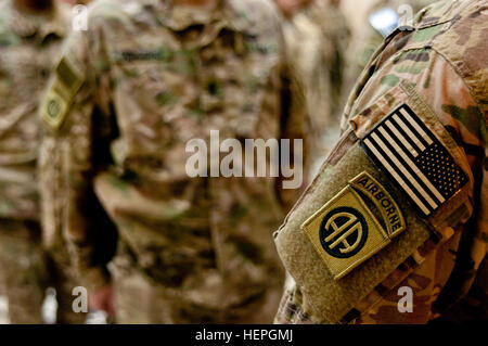 Un parachutiste affecté à la 82e Division aéroportée affiche sa nouvelle insignia manchon épaule décerné ex-patch service de guerre lors d'une cérémonie à Bagdad, l'Iraq, le 4 juillet 2015. Plus de 100 parachutistes ont été attribués le patch signifiant leur service dans les Forces interarmées du Commandement de la composante terrestre en vue de dégrader et détruire l'État islamique d'Irak et du Levant. (U.S. Photo de l'armée par le Sgt. William Reinier/CJFLCC) Parution-je gagner des parachutistes patch combat 150704-A-XU584-067 Banque D'Images