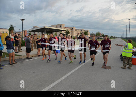 L'équipe gagnante des parachutistes de la 173e Brigade aéroportée, du 1er bataillon du 503e Régiment d'infanterie franchit la ligne d'arrivée à l'exécutant du troupeau le 9 juillet 2015 à Caserma Del Din, Vicenza, Italie. La course de nuit est une tradition annuelle à la brigade, et est exécuté en l'honneur de 'Sky que des soldats ont donné leur vie en combattant dans la seconde guerre mondiale, le Vietnam, l'Iraq et l'Afghanistan. (U.S. Photo de l'armée par Visual Spécialiste de l'information Paolo Bovo/Exécution) Parution du troupeau 150709-A-JM436-269 Banque D'Images