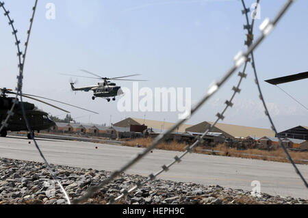 Une force de sécurité nationale afghane terres hélicoptère Mi-17 à la base d'opérations avancée Fenty dans l'Est de l'Afghanistan, la province de Nangarhar pour charger des fournitures destinées aux troupes afghanes stationnées à Barge et Matal Naray dans la province de Kunar, 10 mars. Les forces afghanes des troupes de ravitaillement en nourriture, munitions, 376933 Banque D'Images