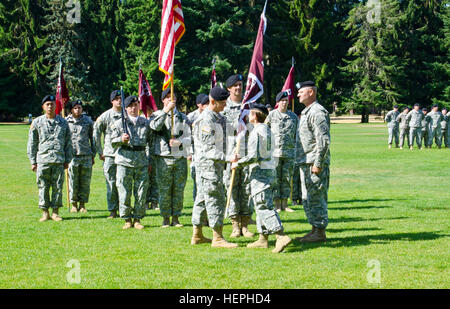 Le lieutenant-colonel Roger G. Morrow, Transition guerrière du Bataillon commandant entrant, à gauche, reçoit le WTB guidon depuis le Colonel Ramona, Fiorey Madigan Army Medical Center, commandant du centre, pour le passage symbolique des couleurs lors de la cérémonie de passation de commandement WTB Watkins au champ sur Joint Base Lewis-McChord, dans l'État, juillet 14,2015. Le passage des couleurs qui symbolise l'unité et ses soldats ne sont jamais sans leadership officiel, une continuation de la confiance, et signifie également une allégeance à leur commandant de l'unité. (U.S. Photos de l'armée par le Sgt. Jasmine Higgins, 28e Détachement des affaires publiques) Guid Banque D'Images