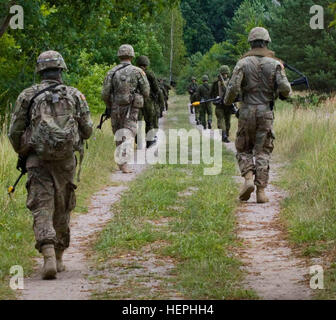 Des soldats américains affectés à la compagnie de chien, 1er Bataillon (Airborne), 503e Régiment d'infanterie, 173ème Infantry Brigade Combat Team (Airborne) et Terres lituaniennes des soldats des Forces canadiennes affecté à la 2e Cie, 2e Peloton, Grand-duc Birute Uhlan patrouille un bataillon deux milles carrés dans le cadre d'un accord bilatéral, exercice tactique au Grand Duc lituanien Gediminas Bataillon personnel à Alytus, la Lituanie, le 16 juillet 2015. Les soldats de la compagnie de chiens sont en Europe dans le cadre de détermination de l'Atlantique, une démonstration de la poursuite de l'engagement des États-Unis à la sécurité collective de l'OTAN et à une paix durable et la stabilité dans la re Banque D'Images