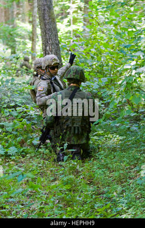 La CPS de l'armée américaine. Sean Jannicelli-Broda, centre, attribué à l'entreprise de chien, 1er Bataillon (Airborne), 503e Régiment d'infanterie, 173ème Infantry Brigade Combat Team (Airborne), originaire de Souderton, Pa., communique la position possible pour l'ennemi des Forces terrestres lituanien Arvydas Lukosevicius Lt, 2e chef de peloton pour la 2e compagnie a, Grand-duc Birute Uhlan Bataillon et originaire de Vilnius, au cours d'un exercice tactique au niveau bilatéral, le Grand Duc lituanien Gediminas Bataillon personnel à Alytus, la Lituanie, le 16 juillet 2015. Les soldats de la compagnie de chiens sont en Europe dans le cadre de la résolution de l'Atlantique, une démonstration Banque D'Images