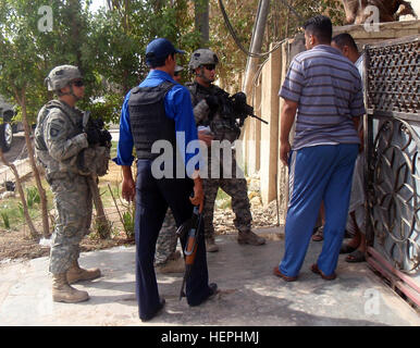 Appareil photo numérique Olympus policiers iraquiens continuent de croître dans le nord-ouest de Bagdad 113710 Banque D'Images