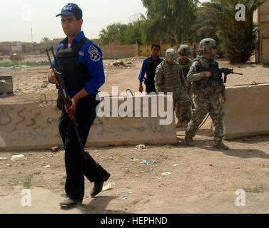 Appareil photo numérique Olympus policiers iraquiens continuent de croître dans le nord-ouest de Bagdad 113709 Banque D'Images