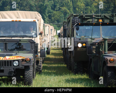 Environ 1 500 soldats de l'Infanterie de la Garde nationale de la Louisiane 256e Brigade Combat Team sont mis en scène avec leurs véhicules militaires à la Lamar Dixon Expo Center près de Gonzales, en Louisiane le 256e IBCT est prévue d'être escorté par la police de l'état de la Louisiane pour l'Morial Convention Center de La Nouvelle-Orléans. L'Morial Convention Center va être la principale zone de rassemblement pour le personnel et pour le matériel de la préparation à l'impact potentiel de l'ouragan Gustav. La Garde nationale de la Louisiane, 256e IBCT 111729 véhicules de transfert Banque D'Images