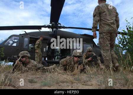 Des soldats américains affectés à la compagnie de chien, 1er Bataillon, 503e Régiment d'infanterie, 173ème Infantry Brigade Combat Team (Airborne), 4e Division d'infanterie, en train de quitter un Black Hawk UH-60M hélicoptère pendant la formation bilatérale avec leurs partenaires des Forces terrestres lituaniennes, Grande-duchesse Birutė Uhlan Bataillon (BUB) pendant l'exercice Uhlan Fury qui se tiendra à l'Espace Formation Zlikaliskas Le Général Silvestras, Pabrade, Lituanie, 10 août 2015. La Compagnie B, 43e Bataillon d'hélicoptères d'assaut, 3e régiment de cavalerie, 3ème Division d'infanterie exploite l'hélicoptère Black Hawk vu ici, et a effectué un grand nombre de manquer de formation Banque D'Images