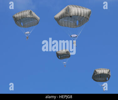 Soldats affectés à l'entreprise destinée, 2e Bataillon, 503e Régiment d'infanterie, 173e Brigade aéroportée, glisser dans l'air pendant un saut en vol de formation combinée, l'Estonie, le 16 août, dans le cadre de l'opération Atlantic résoudre. Soldats estoniens rejoint la brigade aéroportée d'aiguiser les compétences tout en partageant l'information et les connaissances afin d'accroître l'interopérabilité entre les alliés de l'OTAN. (U.S. Photo de l'armée par la CPS. Jacqueline Dowland, 13e Détachement des affaires publiques) en tenant le saut vers une alliance plus forte 150816-A-GE071-007 Banque D'Images