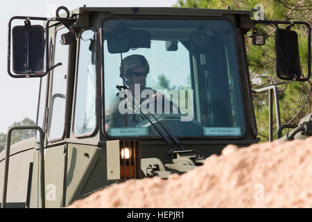 Vilonia, Ark., native, Zachary Reed, un sergent de l'armée américaine et du génie construction horizontale avec 526e compagnie du génie 92e bataillon du génie à Fort Stewart, Ga., manœuvres habilement un godet de triage de chargement pendant l'exercice de la préparation au déploiement d'urgence au Camp Blanding, Centre de formation conjointe en Floride '[I] n'importe quel type d'équipement lourd- quoi que ce soit à partir de chariots élévateurs pour les lynx roux, cinq chantiers, bulldozers, pelles hydrauliques- tout ce qui bouge la saleté. C'est à peu près ce que nous faisons, la saleté poussoirs." coulisseau à impuretés 150826-A-UK577-868 Banque D'Images