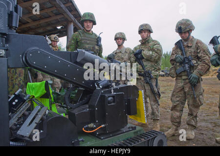 Les Forces terrestres de la Lituanie le 1er Domas Laukaitis, gauche, un autochtone Birstonas affecté à l'Juozas Vitkus Engineer Battalion, montre un robot de neutralisation de bombes appelé le Robot NEM tEOD ou de parachutistes de l'Armée américaine affecté à l'entreprise de chien, 1er Bataillon, 503e Régiment d'infanterie, 173e Brigade aéroportée au cours de l'exercice 2015 s'est tenue à Thunder Ingénieur le grand Hetman Jonusas lituanienne Radvila, Régiment de formation de Rukla, Lituanie, 9 septembre 2015. L'exercice de formation met l'accent sur la diversité des tactiques dans les domaines de l'élimination des munitions non explosées, dispositif explosif de mine et de destruction utilisé Banque D'Images