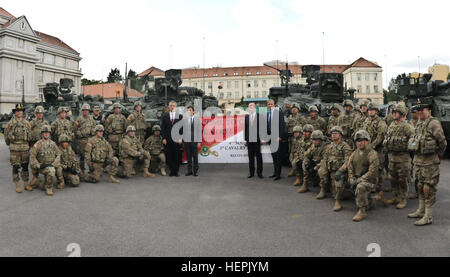 M. Jens Stoltenberg (milieu gauche) le 13e Secrétaire général de l'OTAN, l'Ambassadeur Andrew Schapiro (centre gauche) l'Ambassadeur des États-Unis en République tchèque ; M. Bohuslav Sobotka (centre-droit) du premier ministre de la République tchèque et M. Martin Stropnicky (au milieu à droite) le ministre de la défense de la République tchèque, posent avec Troopers attribué à 4e Escadron, 2e régiment de cavalerie au cours d'une cérémonie qui a eu lieu à l'affichage statique Rusyne, base de l'aéroport de Prague, République tchèque, 9 septembre 2015. Le but de la visite était de présenter la République tchèque et leur leadership militaire vers le 2CR's Strykers avec Banque D'Images