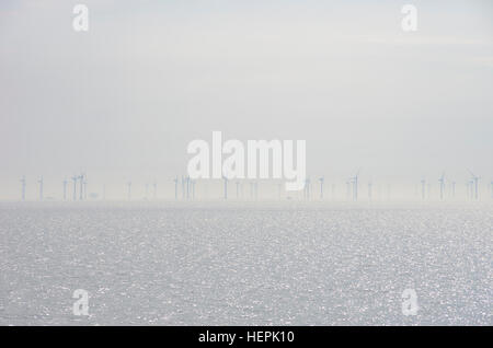 Les éoliennes en mer à l'horizon. Banque D'Images