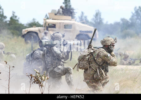 Un parachutiste affecté à la Compagnie Alpha, 1er Bataillon du 508th Parachute Infantry Regiment, 3e Brigade Combat Team, 82nd Airborne Division une antichar AT-4 arme pendant un exercice de tir réel interarmes à Fort Bragg, Caroline du Nord, le 17 septembre 2015. Le CALFX a été l'aboutissement de mois de formation La société a entrepris de se préparer pour son prochain appui à la 1ère BCT, 82ème Abn. Div. lors d'un Joint Readiness Training Centre de rotation à Fort Polk, en Louisiane (États-Unis Photo de l'armée par le Sgt. Anthony Hewitt/libérés) 3e équipe de parachutistes BCT jusqu'à ce CALFX succès 150917-A-YM156-007 Banque D'Images