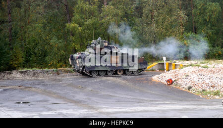Un M2A3 Bradley de combat d'infanterie du 1er Bataillon, 64e Régiment d'armure s'engage dans une cible au cours d'artillerie Bradley Tableau VI à Grafenwohr, Allemagne, le 5 octobre 2015. Le bataillon d'artillerie utilisée pour s'assurer qu'ils sont qualifiés, létal et réservoir d'équipage pour résoudre combiné Bradley C. 'Desert rogues' en mouvement 151005-A-LF295-162 Banque D'Images