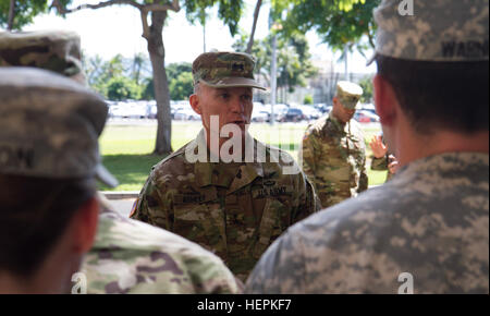 L'assistant spécial du directeur du personnel de l'armée, bureau du chef d'état-major de l'armée américaine, le général Robert P. Ashley Jr. parle avec intelligence de l'armée à la suite de la réception d'une commande courte de la la 94e armée et de la défense antimissile et la commande 5e Détachement de Coordination de bataille, 8 octobre 2015, at Joint Base Harbor-Hickam Pearl, Washington. Dragons de mer honoré par le major-général Ashley visiter 151008-A-QQ532-029 Banque D'Images