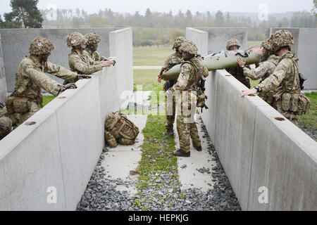 Royal British Des soldats effectuent l'évacuation des blessés en milieu urbain au cours de la meilleure voie européenne de la concurrence à la 7e brigade de l'Armée du commandement multinational interarmées, zone d'entraînement Grafenwoehr, Bavière, Allemagne, 20 octobre 2015. L'équipe mieux la concurrence est un stimulant de la concurrence l'Europe de l'armée les militaires de toute l'Europe de la concurrence et améliorer le travail d'équipe avec les alliés et les pays partenaires. (U.S. Photo de l'armée par Visual Spécialiste de l'information, Gertrud Zach/libérés) de la concurrence européenne meilleur Squad 151020-A-IL359-040 Banque D'Images