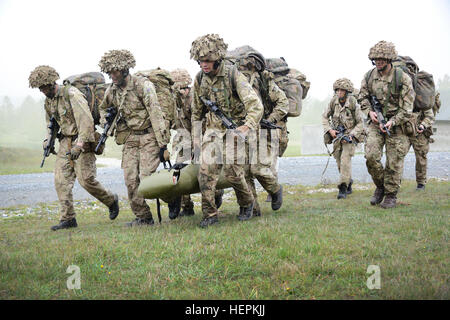 Royal British Des soldats effectuent l'évacuation des blessés en milieu urbain au cours de la meilleure voie européenne de la concurrence à la 7e brigade de l'Armée du commandement multinational interarmées, zone d'entraînement Grafenwoehr, Bavière, Allemagne, 20 octobre 2015. L'équipe mieux la concurrence est un stimulant de la concurrence l'Europe de l'armée les militaires de toute l'Europe de la concurrence et améliorer le travail d'équipe avec les alliés et les pays partenaires. (U.S. Photo de l'armée par Visual Spécialiste de l'information, Gertrud Zach/libérés) de la concurrence européenne meilleur Squad 151020-A-IL359-070 Banque D'Images