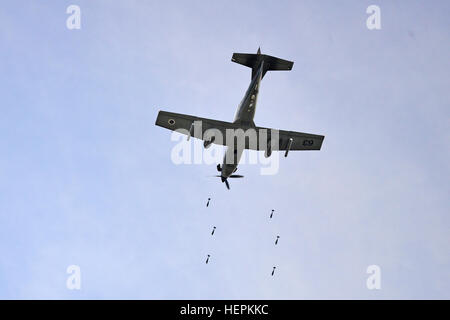 Un Pilatus PC-9 de l'armée de l'air avion vole à l'appui de la finale de l'attaque conjointe des États-Unis au cours de l'exercice des contrôleurs de la preuve à Pocek Rock V Gamme de Postonja, Slovénie, le 21 octobre 2015. La preuve de l'exercice Rock V est un exercice d'entraînement bilatéral entre des soldats américains affectés à la 173e Brigade aéroportée et les forces armées slovènes, portait sur des petites unités tactiques et établir l'interopérabilité entre les forces alliées. (U.S. Photo de l'armée par Visual Spécialiste de l'information Paolo Bovo/libérés) Rock La preuve V 151021-A-JM436-683 Banque D'Images