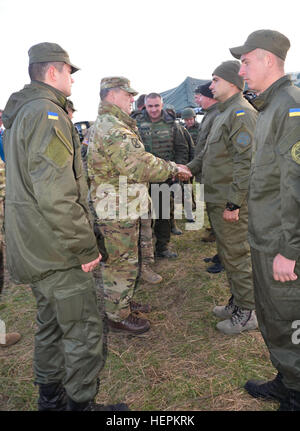 Le Général Mark Milley, Chef du personnel de l'armée, présente une pièce de monnaie avec les soldats de la garde nationale de l'Ukraine le 29 octobre, lors de sa visite au Centre de sécurité et de maintien de l'viv, Ukraine. près de De parachutistes la 173e Brigade aéroportée sont en Ukraine l'Ukraine pour former la garde nationale nouvellement créé dans le cadre du gardien sans peur, qui est le programme de mise à novembre. (U.S. Photo de l'armée par le sergent. Adriana, Diaz-Brown presse 10ème camp de siège) Des soldats du ciel nous accueillir Chef du personnel de l'Armée de gardien intrépide 151029-A-RS501-119 Banque D'Images