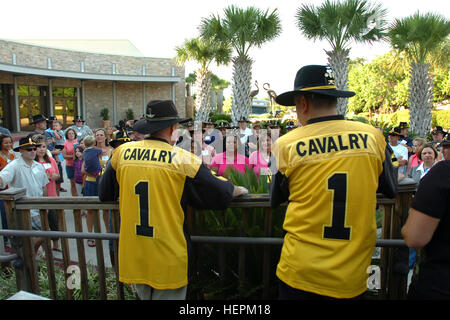 La 1st Air Cavalry 'Warrior' Brigade, Division de cavalerie, sait comment obtenir le travail effectué - rendez-vous à un centre de villégiature. Les hauts dirigeants du 1er PBR et leurs familles écouter comme le colonel Douglas Gabram (à gauche), le commandant de la commande des guerriers et le Sgt. Le major Glen Vela (à droite), les Warriors' sous-officier supérieur, discuter de l'ordre du jour de la tenue hors site à Horseshoe Bay Resort Marriott dans Marble Falls, Texas, le 5 septembre, 2008 - 7. Les dirigeants d'air Cav conduite hors site dynamique 114340 Banque D'Images