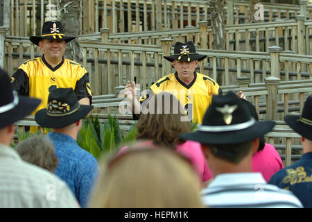 La 1st Air Cavalry 'Warrior' Brigade, Division de cavalerie, sait comment obtenir le travail effectué - rendez-vous à un centre de villégiature. Les hauts dirigeants du 1er PBR, leurs conjoints et enfants écouter comme le colonel Douglas Gabram (à droite), le commandant de la commande des guerriers et le Sgt. Le major Glen Vela (à gauche), les Warriors' sous-officier supérieur, leur souhaite la bienvenue au groupe de travail de trois jours en retraite, ou à l'extérieur, tenu à Horseshoe Bay Resort Marriott dans Marble Falls, Texas, le 5 septembre, 2008 - 7. Les dirigeants d'air Cav conduite hors site dynamique 114345 Banque D'Images