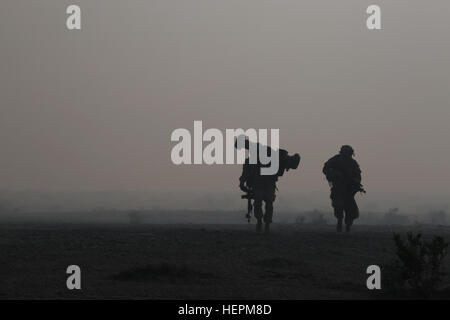 Des soldats américains affectés au 1er Bataillon, 41e Régiment d'infanterie, 2e Brigade Combat Team, 4e Division d'infanterie, à l'aide de manœuvre tactique au cours de l'action décisive de dissimulation 16-02 Rotation au Centre National d'entraînement à Fort Irwin, en Californie, le 12 novembre 2015. Les soldats faisaient partie d'une opération d'agresser et de saisir un ennemi bastion. (U.S. Photo de l'armée par la FPC. Daniel Parrott/libérés) 4e Division d'infanterie au Centre National de Formation (22754090477) Banque D'Images