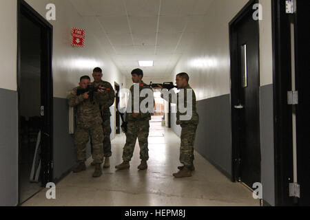 Le 8e Bataillon des troupes spéciales de formation des instructeurs de l'Centre guerrier nouveau prix à partir de techniques de compensation Le Sgt. Tom Tienda, le 8e Commandement de soutien du théâtre du général commandant de la police militaire et pilote sous-officier, le 12 novembre. Le WTC propose un large éventail de formations effectuées tant dans la classe et de formation tels que les opérations militaires en territoire urbain [TABLE], armes collectives, armée moderne de formation Programme combatives, niveau un et deux, les militaires et la formation des conducteurs de bus, combattre et sauver de l'assainissement. champ Soldats du Pacifique Centre de formation guerrier créer 151112-A-YZ66 Banque D'Images