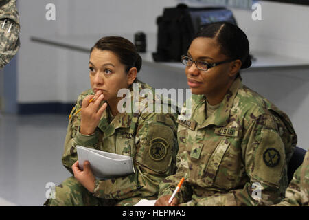 Des soldats de la réserve de l'armée américaine le Sgt. 1re classe Monica Waldron, siège, aux membres de la commande de recrutement de l'armée, Fort Knox, Ky., gauche et le Sgt. Kancice Chavis, 535e Bataillon de la Police militaire, 290e Brigade de police militaire, la Police militaire, 200e commande écouter comme camarades de classe du cours de dirigeants de l'égalité des chances déterminer qui doit partir un "sauvetage d'encrage" pendant le cours de l'exercice du radeau au 11e théâtre le Quartier général du Commandement de l'Aviation le 18 novembre 2015. (U.S. Photo de l'armée par Clinton Wood/relâché). Activité Cours de chefs de partis pris 151118 crée sensibilisation-A-HX393-053 Banque D'Images