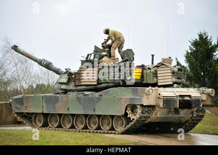 Les soldats du 1er Bataillon, 64e régiment de blindés, 1st Armored Brigade Combat Team, 3e Division d'infanterie, charger le fichier .mitrailleuse de calibre 50 d'un M1A2 Abrams Sepv2 char de combat principal lors d'une exercice de tir réel à la commande multinational interarmées dans Grafenwoehr, Allemagne, 19 novembre 2015. L'exercice a été l'occasion de l'événement culminant pour résoudre combiné V, une Europe de l'armée américaine-dirigé un exercice multinational avec plus de 4 600 participants de 13 pays de l'OTAN et des pays partenaires européens. Résoudre combiné V est conçu pour exercer l'Armée américaine à l'échelle régionale aux États-Unis force alignés Eur Banque D'Images