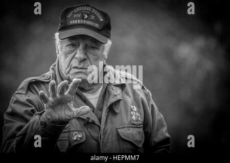 La bataille des Ardennes veteran Vincent Speranza se remémore les combats contre les nazis durant le siège de Bastogne, Belgique, sur le même champ de bataille il était à il y a quelques décennies, le 11 décembre 2015. Servir avec la 101e Division aéroportée, Speranza n'avait que 19 ans lors de la bataille. (U.S. Photo de l'armée par le sergent. Bernardo Fuller/libéré) Bastogne et la face de bataille 151211-A-AJ780-001 Banque D'Images