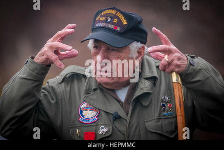 La bataille des Ardennes veteran Vincent Speranza se remémore les combats contre les nazis durant le siège de Bastogne, Belgique, sur le même champ de bataille il était à il y a quelques décennies, le 11 décembre 2015. Speranza a servi comme artilleur de la machine avec la 101e Division aéroportée pendant la bataille. (U.S. Photo de l'armée par le sergent. Bernardo Fuller/libéré) Bastogne et la face de bataille 151211-A-AJ780-006 Banque D'Images