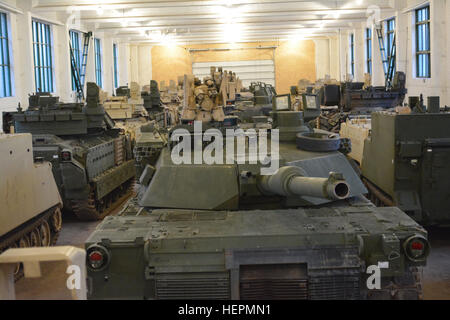 Chars de combat Abrams et véhicules de combat Bradley sont stockés dans un entrepôt à Mumaiciai, comme la Lituanie et l'Europe de l'armée américaine a créé un Commandement du matériel de l'Armée de l'avant site de stockage d'équipement de l'ensemble de l'activité le 14 décembre 2015. "Avoir du matériel stocké en avant nous permet d'obtenir dans le pays, rapidement construire notre pouvoir de combat et d'optimiser le temps qui nous est disponible pour organiser des formations avec nos alliés et partenaires," a déclaré le Colonel Phil Brooks, le commandant pour la 1st Armored Brigade Combat Team, 3e Division d'infanterie. Comme la force régionale alloués pour l'Europe, la brigade a été u Banque D'Images